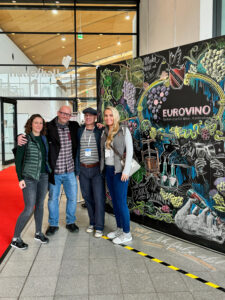 Weinmesse Eurovino Karlsruhe 2024, Brands Weinladen Teamfoto vor dem Eingang zur Messe, Weinliebe auf Reisen, Weinreisen, Weinwissen